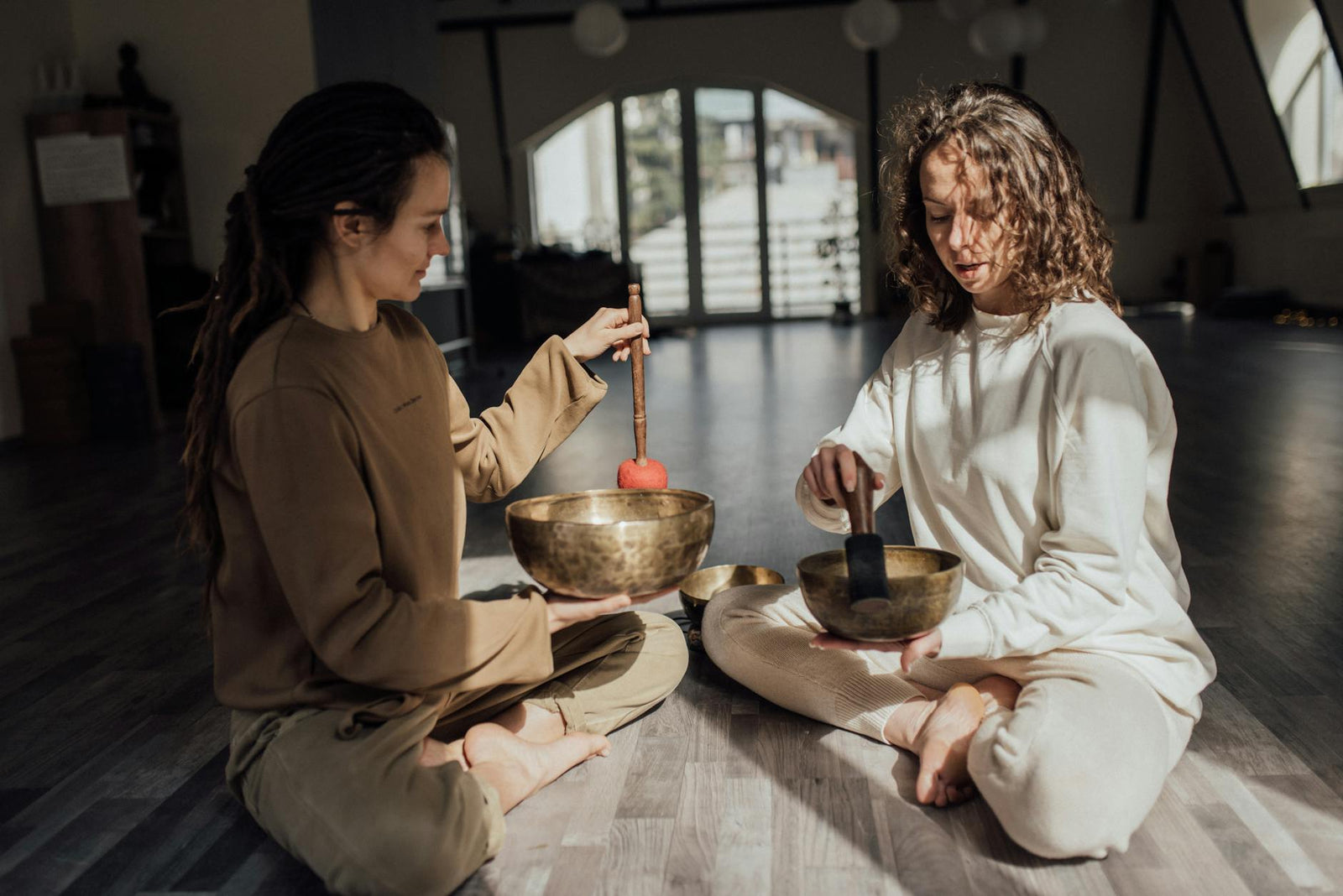 Hjärntrött? Varför meditation (och rätt näring) ger mer energi än koffein